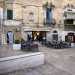 Il nostro viaggio inizia dalla frequentatissima Largo Albicocca, la piazza degli Innamorati barese, la cui padrona indiscussa, situata di fronte a Palazzo Casamassimi,  la pizzeria Di Cosimo